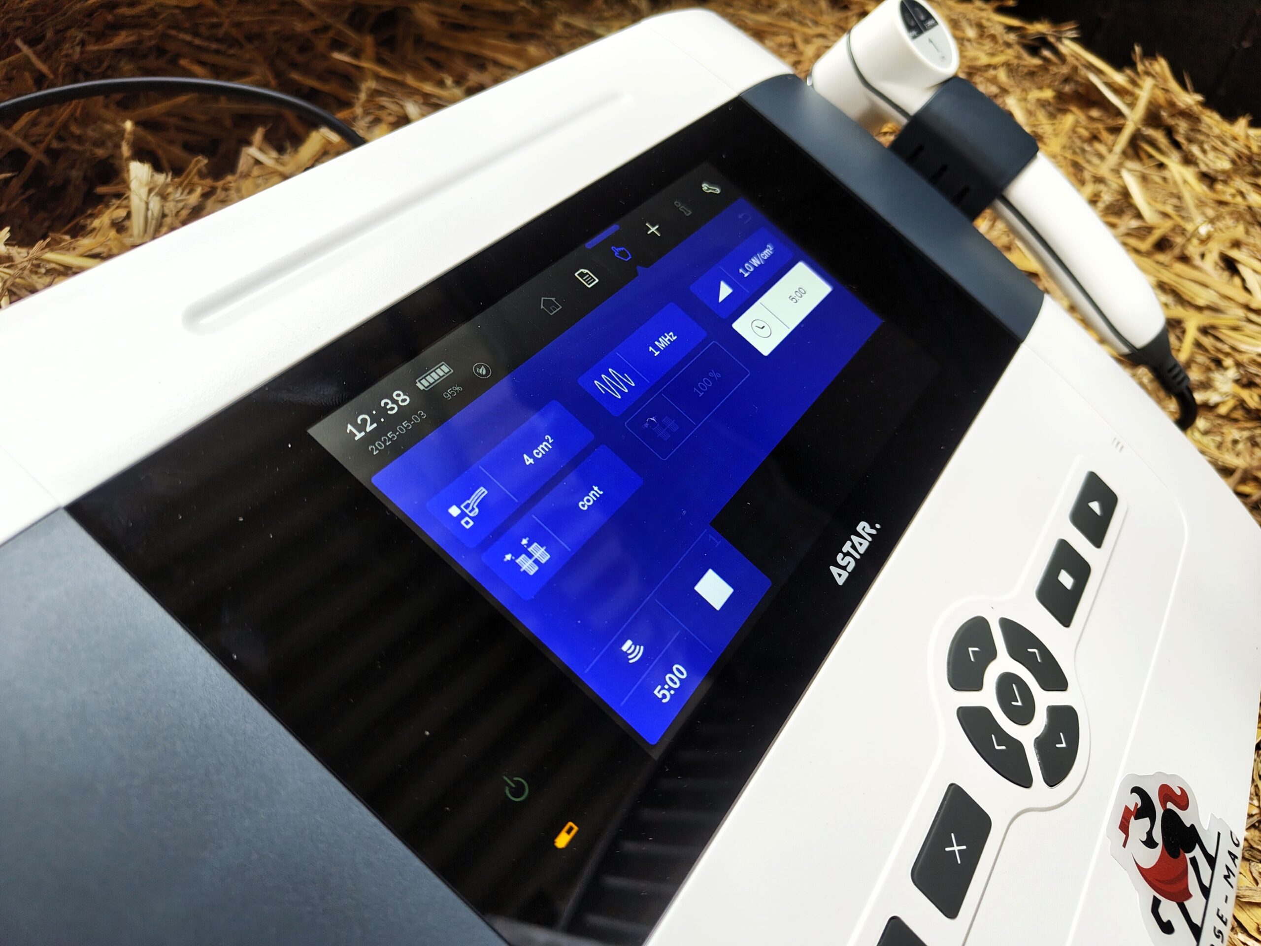 Panel sterowania aparatem do terapii ultradźwiękami z widocznymi opcjami ustawień parametrów zabiegu.