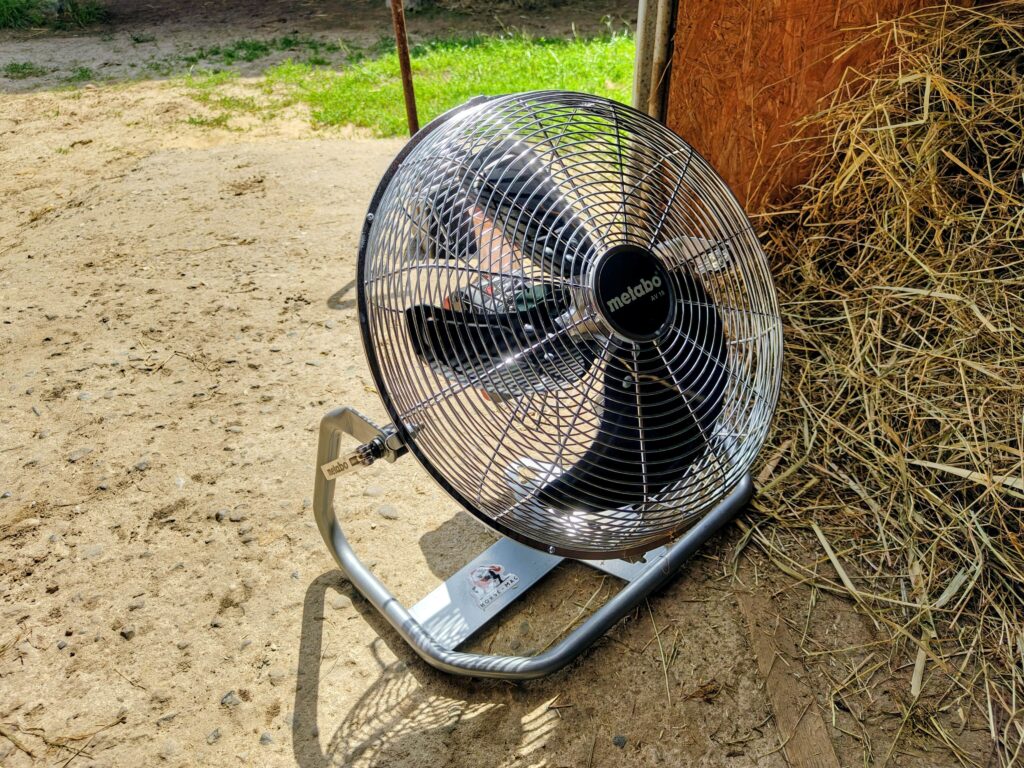 wentylator akumulatorowy Metabo AV 18 w trakcie pracy w stajni